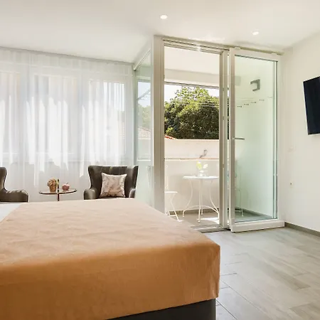 Pensión Rose Gold & With Balcony 4*