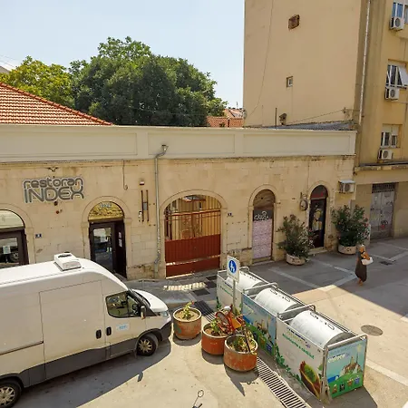 Rose Gold & With Balcony Pensión Split