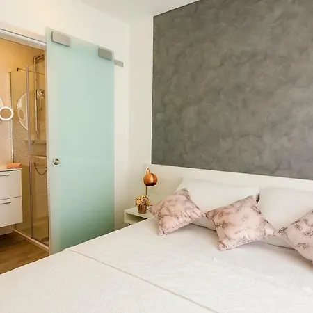 Pensión Rose Gold & With Balcony Split