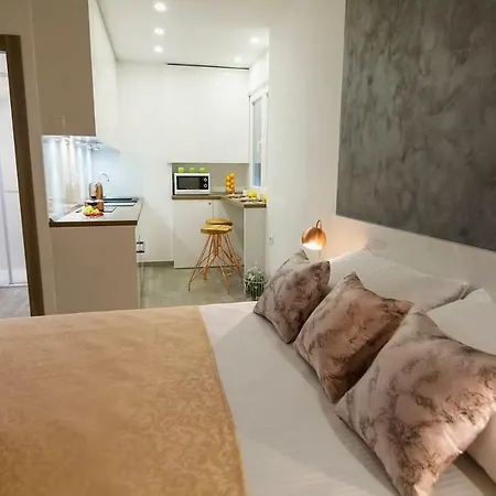 Pensión Rose Gold & With Balcony Split