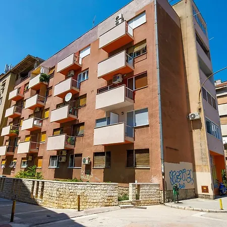 Rose Gold & With Balcony Pensión Split