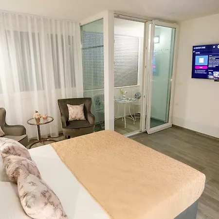 Pensión Rose Gold & With Balcony Split