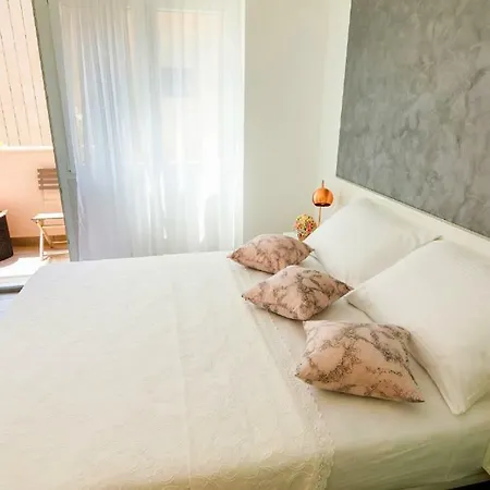 Pensión Rose Gold & With Balcony Split