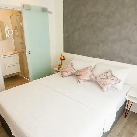 Maison d'hôtes Rose Gold & With Balcony Split