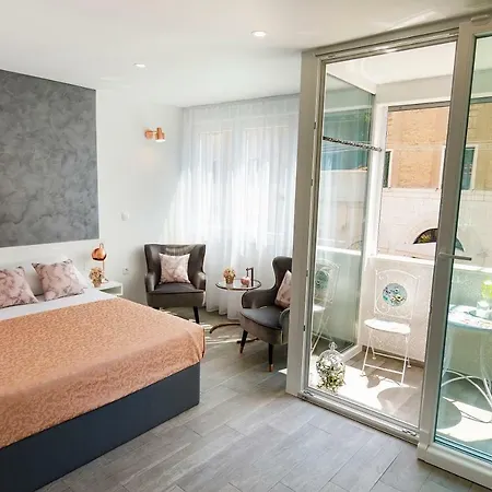 Guest house Rose Gold & With Balcony Split