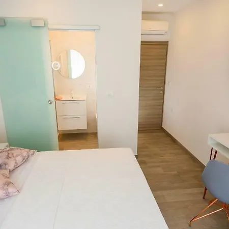 Rose Gold & With Balcony Maison d'hôtes Split