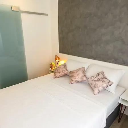 Rose Gold & With Balcony Гостевой дом 3*